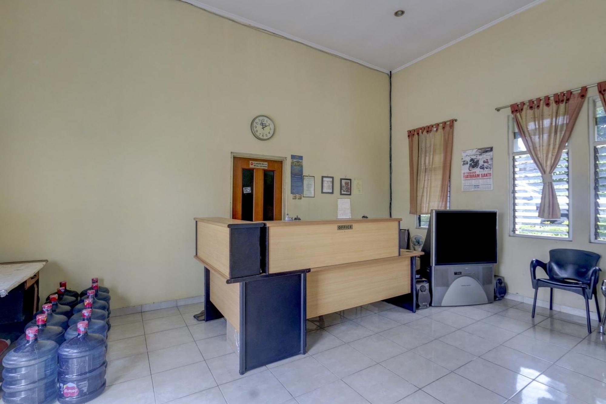 Oyo Life 90159 Puri Asoka Guest House Semarang Bagian luar foto