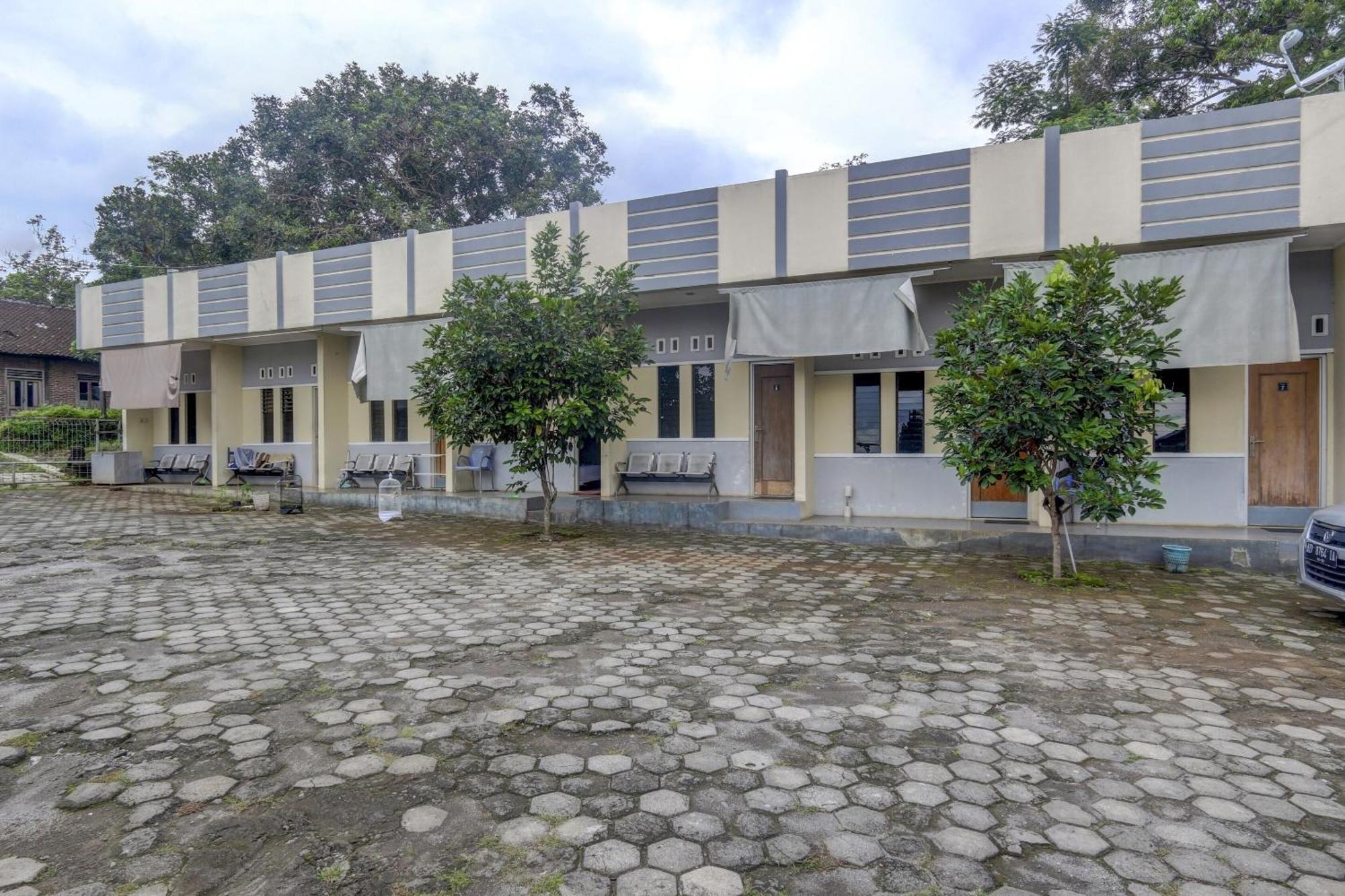 Oyo Life 90159 Puri Asoka Guest House Semarang Bagian luar foto