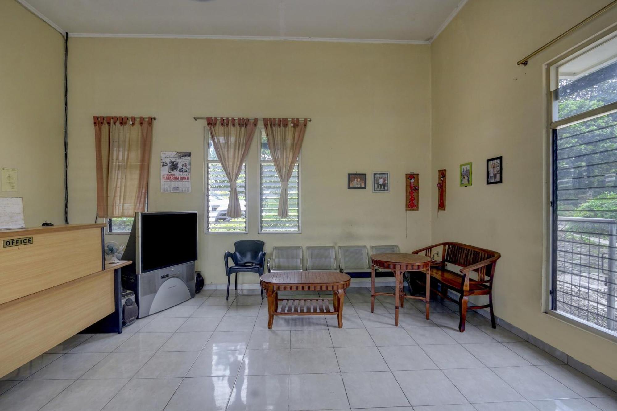 Oyo Life 90159 Puri Asoka Guest House Semarang Bagian luar foto