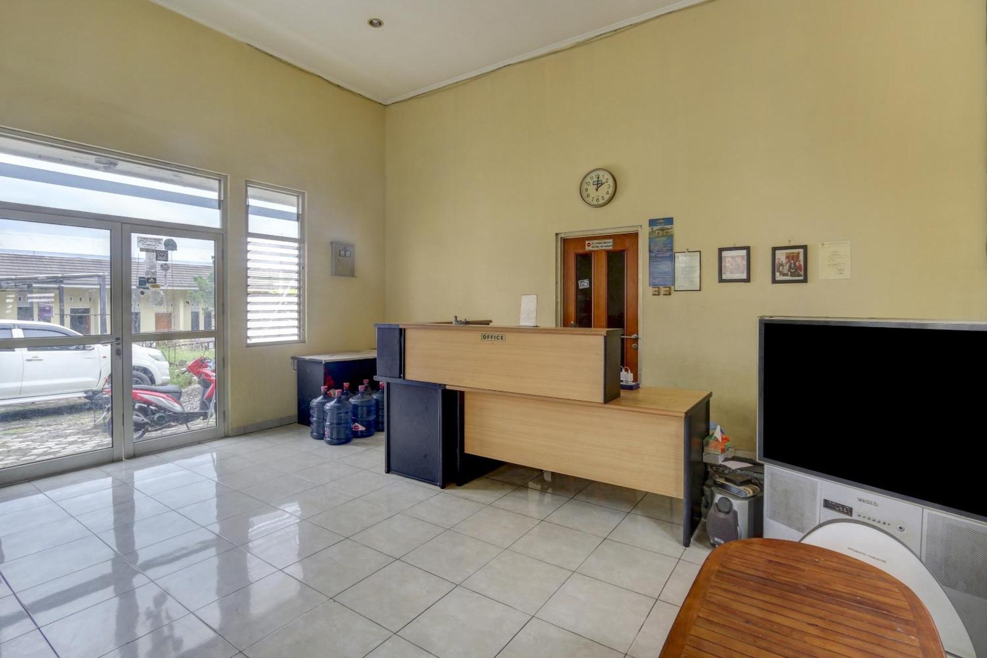 Oyo Life 90159 Puri Asoka Guest House Semarang Bagian luar foto