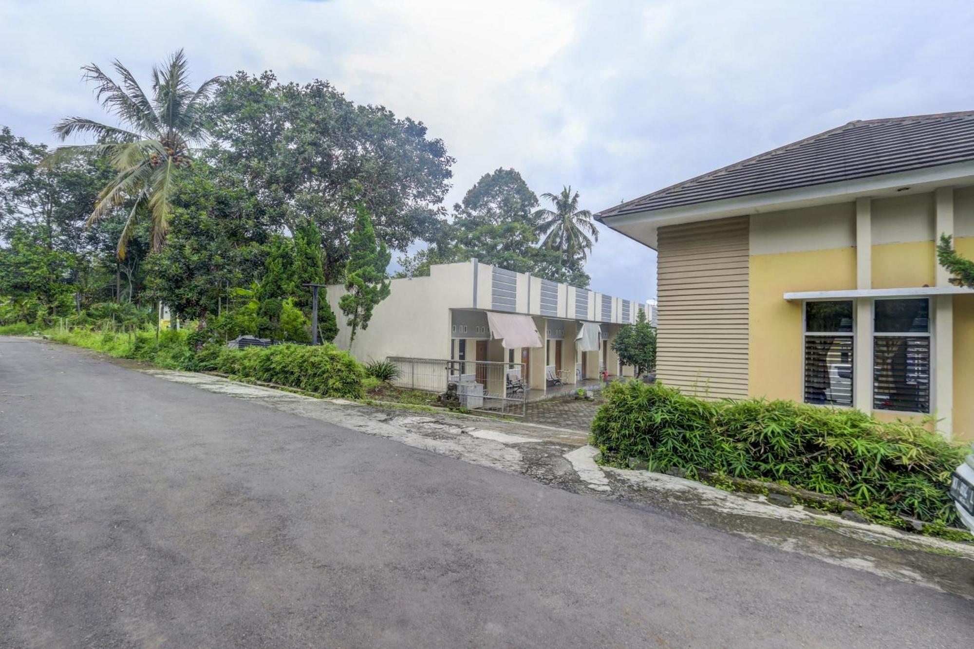 Oyo Life 90159 Puri Asoka Guest House Semarang Bagian luar foto