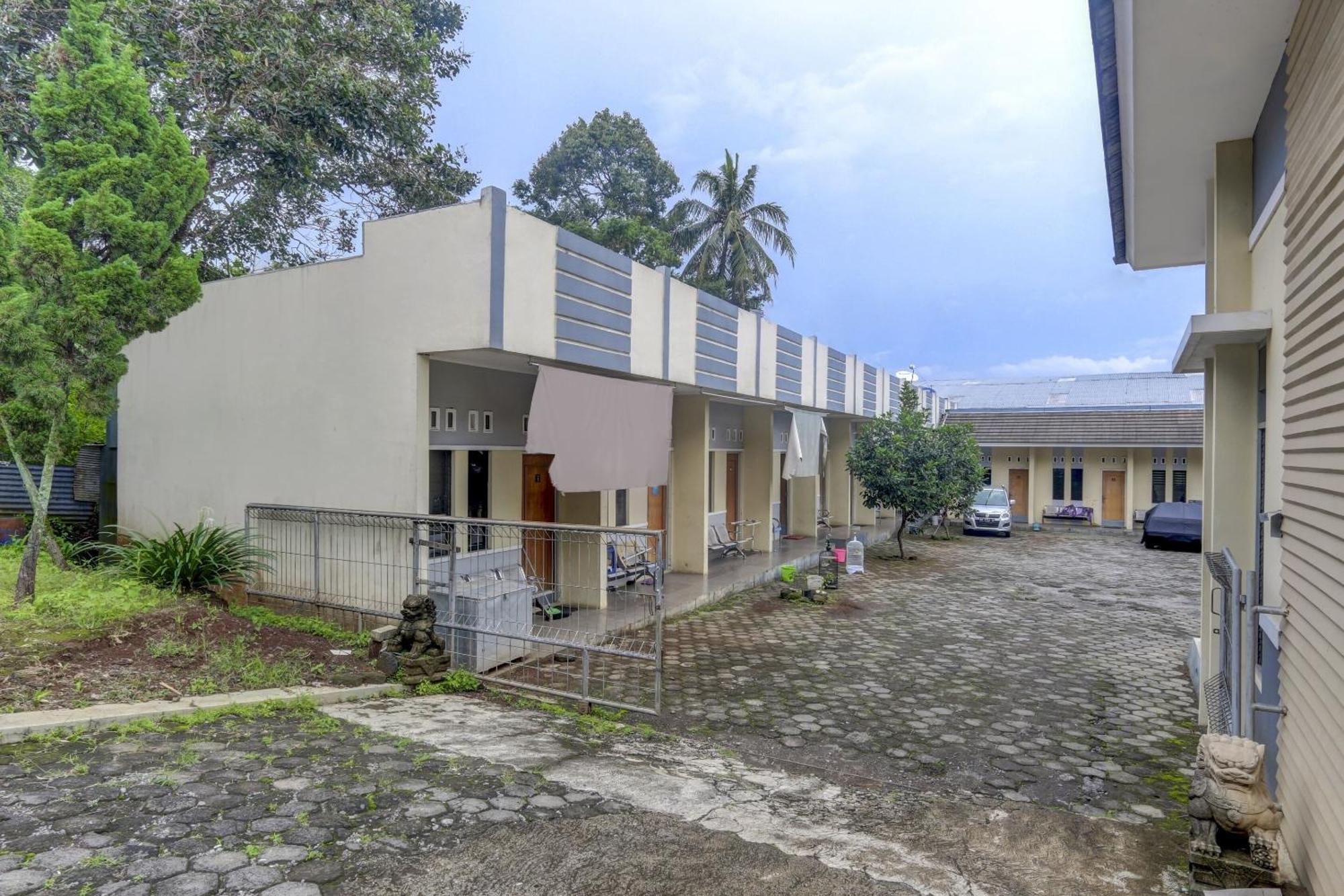 Oyo Life 90159 Puri Asoka Guest House Semarang Bagian luar foto