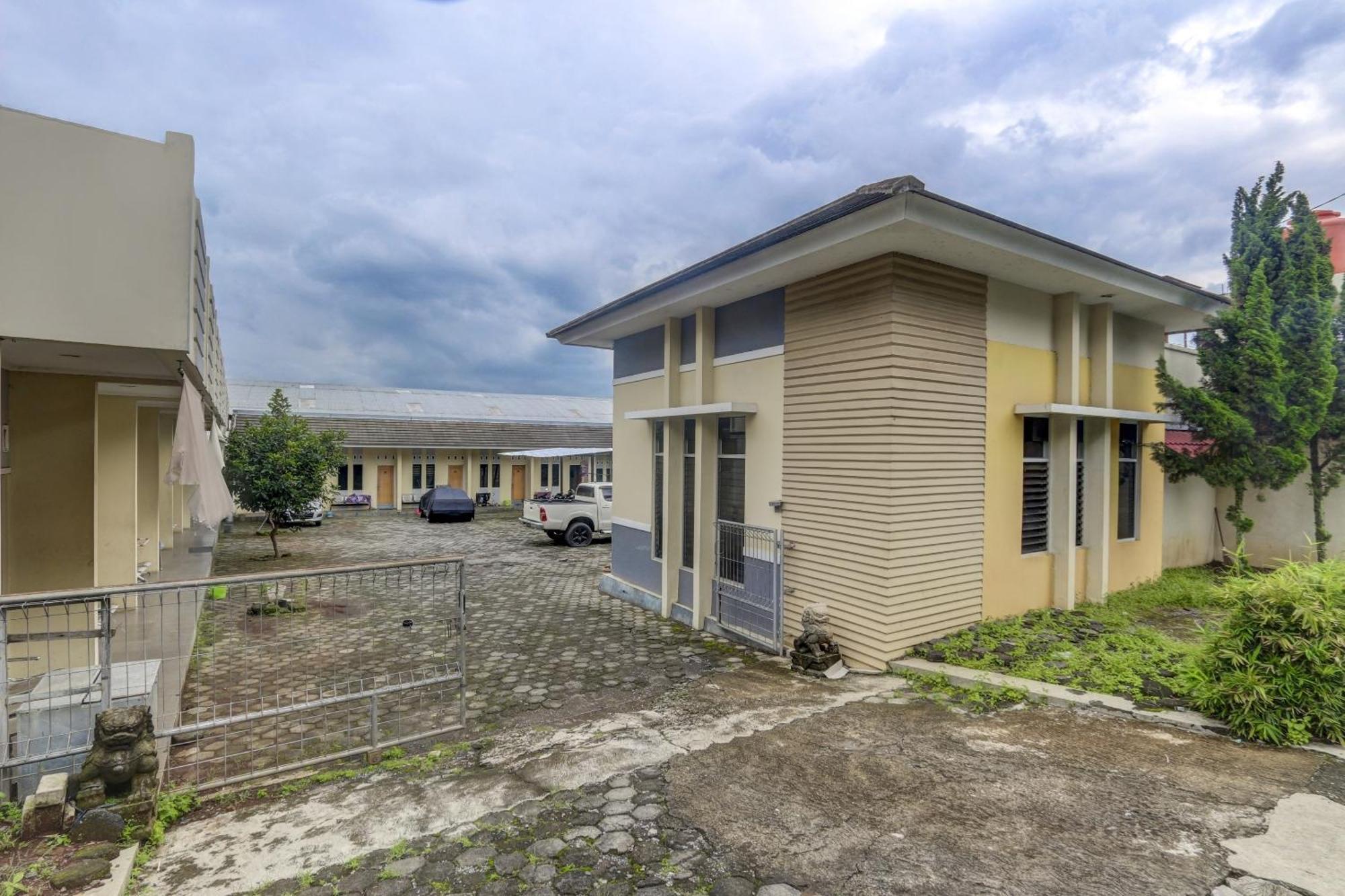Oyo Life 90159 Puri Asoka Guest House Semarang Bagian luar foto