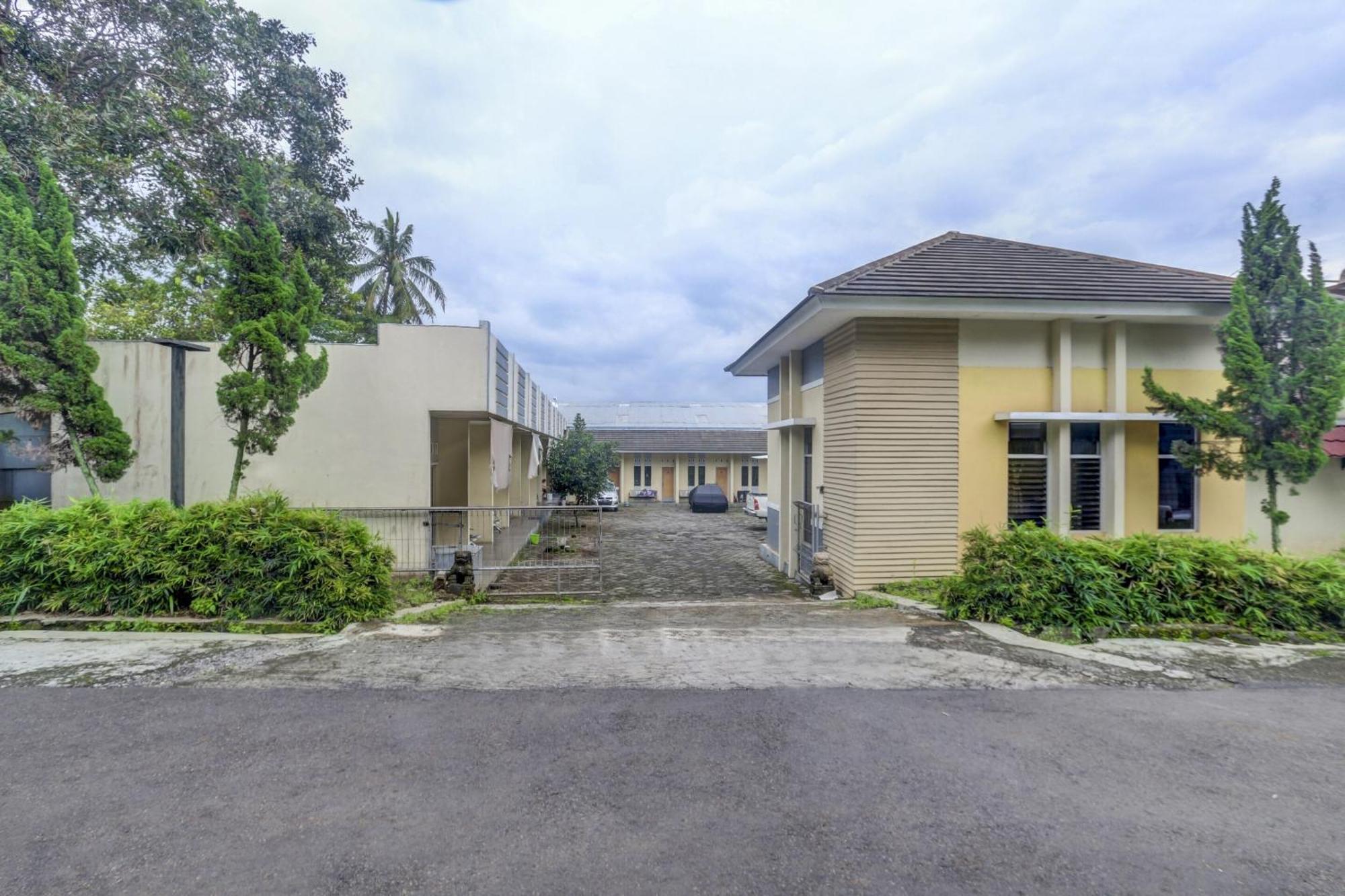 Oyo Life 90159 Puri Asoka Guest House Semarang Bagian luar foto
