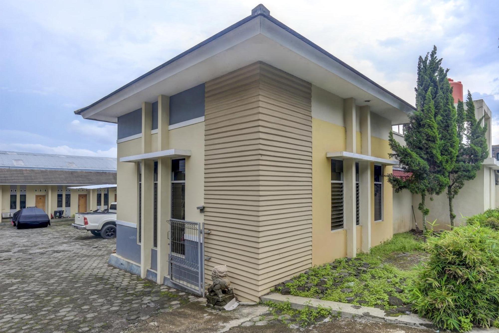 Oyo Life 90159 Puri Asoka Guest House Semarang Bagian luar foto
